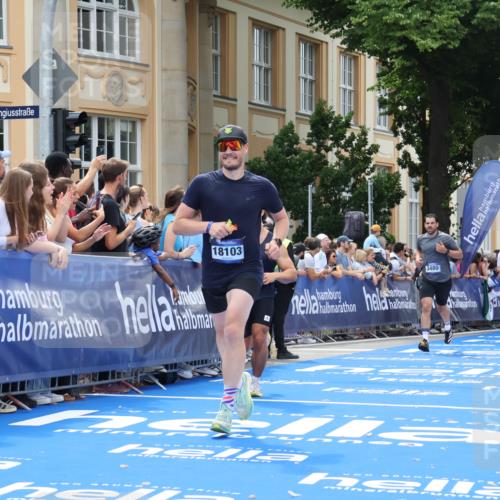 29.06.2025 - hella hamburg halbmarathon Strokosch-Dieckow http://msf.ph/oto/8243563 29.06.2025 10:37:53 Ziel 2196, 2404, 3480, 3530, 7229, 9171, 9643, 10793, 11952, 12915, 13148, 13900, 15303, 16698, 18103, 18276, 18277, 18529 meine-sportfotos.de