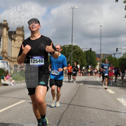29.06.2025 - hella hamburg halbmarathon Yannick Fuchs http://msf.ph/oto/8243566 29.06.2025 10:35:01 20KM 1882, 1912, 2324, 2714, 2750, 2826, 4843, 5050, 5375, 5409, 5508, 5745, 5803, 5916, 6080, 6649, 7109, 8370, 8465, 8629, 9294, 10369, 10900, 10968, 11731, 11767, 12088, 12540, 12704, 12865, 13029, 13158, 13667, 14092, 14924, 15015, 15424, 15493, 15542, 16761, 17214, 17245, 17620, 18173, 18192, 18614 meine-sportfotos.de