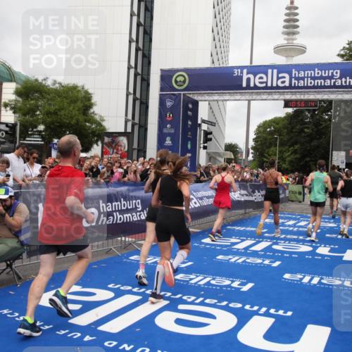 29.06.2025 - hella hamburg halbmarathon Michael Strokosch http://msf.ph/oto/8243568 29.06.2025 10:56:12 Ziel 1180, 3058, 4594, 4813, 5492, 5570, 7594, 8330, 8639, 9907, 12545, 14363, 17640, 17642, 18212 meine-sportfotos.de