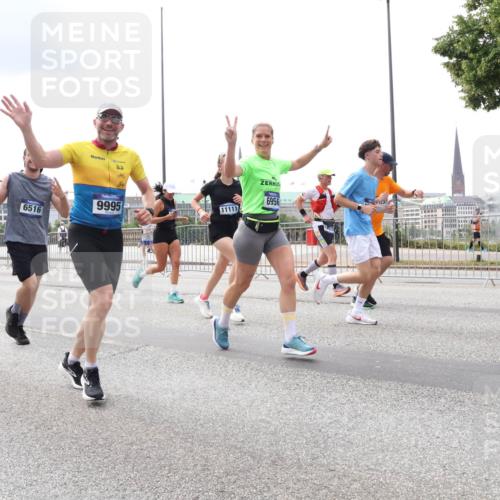 29.06.2025 - hella hamburg halbmarathon Lena Gebhardt http://msf.ph/oto/8243579 29.06.2025 10:33:55 Lombardsbrücke 1189, 1275, 1417, 1705, 1787, 1896, 2265, 2342, 2482, 2496, 2526, 2776, 2933, 3170, 3264, 3340, 3345, 3560, 3829, 3848, 4361, 4433, 4449, 4479, 4696, 4807, 4942, 5075, 5096, 5141, 5557, 5561, 5566, 5569, 5584, 5691, 5821, 5822, 5887, 6109, 6364, 6515, 6516, 6854, 6956, 6999, 7027, 7324, 7329, 7565, 7653, 7705, 8021, 8157, 8202, 8277, 8282, 8375, 8377, 8383, 8401, 8891, 9094, 9234, 9258, 9438, 9799, 9875, 9995, 10007, 10071, 10561, 11811 meine-sportfotos.de
