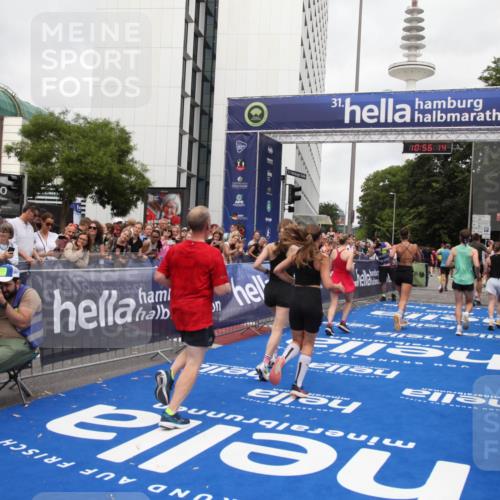 29.06.2025 - hella hamburg halbmarathon Michael Strokosch http://msf.ph/oto/8243582 29.06.2025 10:56:13 Ziel 3058, 4594, 4813, 5492, 5570, 7594, 8330, 8639, 9907, 12545, 14363, 15484, 16113, 16634, 17640, 17642, 18212 meine-sportfotos.de