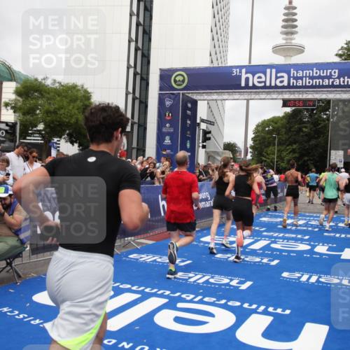 29.06.2025 - hella hamburg halbmarathon Michael Strokosch http://msf.ph/oto/8243596 29.06.2025 10:56:13 Ziel 3058, 4594, 4813, 5492, 5570, 7594, 8330, 8639, 9907, 12545, 14363, 15484, 16113, 16634, 17640, 17642, 18212 meine-sportfotos.de