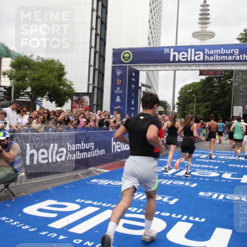 29.06.2025 - hella hamburg halbmarathon Michael Strokosch http://msf.ph/oto/8243604 29.06.2025 10:56:13 Ziel 3058, 4594, 4813, 5492, 5570, 7594, 8330, 8639, 9907, 12545, 14363, 15484, 16113, 16634, 17640, 17642, 18212 meine-sportfotos.de
