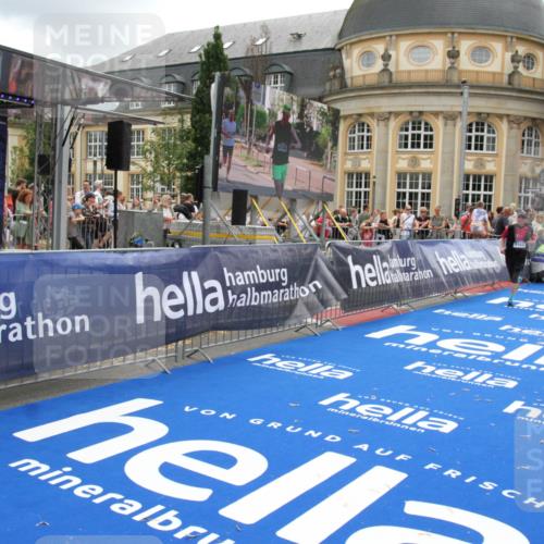 29.06.2025 - hella hamburg halbmarathon Michael Strokosch http://msf.ph/oto/8243623 29.06.2025 10:48:47 Ziel 1094, 1884, 1892, 2442, 9482, 11519, 12533, 14511, 15384, 17007, 17127 meine-sportfotos.de
