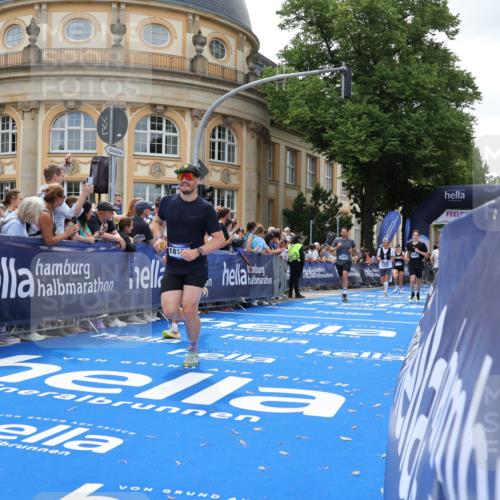 29.06.2025 - hella hamburg halbmarathon Strokosch-Dieckow http://msf.ph/oto/8243637 29.06.2025 10:37:54 Ziel 2404, 3480, 3530, 7229, 9643, 10793, 11952, 12915, 13148, 13900, 15303, 16698, 18103, 18276, 18277, 18529 meine-sportfotos.de