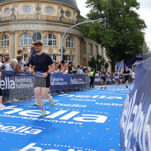 29.06.2025 - hella hamburg halbmarathon Strokosch-Dieckow http://msf.ph/oto/8243665 29.06.2025 10:37:55 Ziel 2404, 3480, 3530, 7229, 8091, 9643, 10793, 11049, 11952, 12915, 13148, 13900, 15303, 16698, 18103, 18529 meine-sportfotos.de
