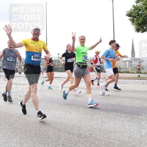 29.06.2025 - hella hamburg halbmarathon Lena Gebhardt http://msf.ph/oto/8243666 29.06.2025 10:33:55 Lombardsbrücke 1189, 1275, 1417, 1705, 1787, 1896, 2265, 2342, 2482, 2496, 2526, 2776, 2933, 3170, 3264, 3340, 3345, 3560, 3829, 3848, 4361, 4433, 4449, 4479, 4696, 4807, 4942, 5075, 5096, 5141, 5557, 5561, 5566, 5569, 5584, 5691, 5821, 5822, 5887, 6109, 6364, 6515, 6516, 6854, 6956, 6999, 7027, 7324, 7329, 7565, 7653, 7705, 8021, 8157, 8202, 8277, 8282, 8375, 8377, 8383, 8401, 8891, 9094, 9234, 9258, 9438, 9799, 9875, 9995, 10007, 10071, 10561, 11811 meine-sportfotos.de