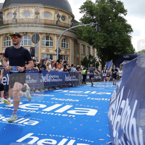 29.06.2025 - hella hamburg halbmarathon Strokosch-Dieckow http://msf.ph/oto/8243691 29.06.2025 10:37:55 Ziel 2404, 3480, 3530, 7229, 8091, 9643, 10793, 11049, 11952, 12915, 13148, 13900, 15303, 16698, 18103, 18529 meine-sportfotos.de