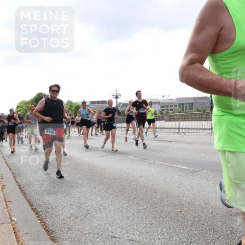 29.06.2025 - hella hamburg halbmarathon Lena Gebhardt http://msf.ph/oto/8243692 29.06.2025 10:45:25 Lombardsbrücke 1024, 1033, 1060, 1085, 1685, 1713, 1798, 2007, 2008, 2216, 2217, 2550, 2657, 2664, 2779, 2973, 3160, 3164, 3357, 3377, 3879, 3993, 4099, 4102, 4186, 4224, 4306, 4337, 4504, 4820, 4851, 5044, 5099, 5108, 5190, 5339, 5636, 5949, 6150, 6509, 6763, 6788, 6911, 6922, 6980, 7283, 7530, 7541, 7699, 7859, 7912, 8594, 8605, 8745, 8762, 8907, 9620, 10030, 10182, 10225, 10562, 10566, 10707, 11314, 12198, 12332, 12334, 12394 meine-sportfotos.de