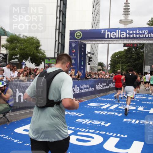 29.06.2025 - hella hamburg halbmarathon Michael Strokosch http://msf.ph/oto/8243693 29.06.2025 10:56:14 Ziel 4594, 4813, 5492, 5570, 7594, 8330, 8639, 9907, 12545, 14363, 15484, 16113, 16634, 17468, 17640, 17642 meine-sportfotos.de