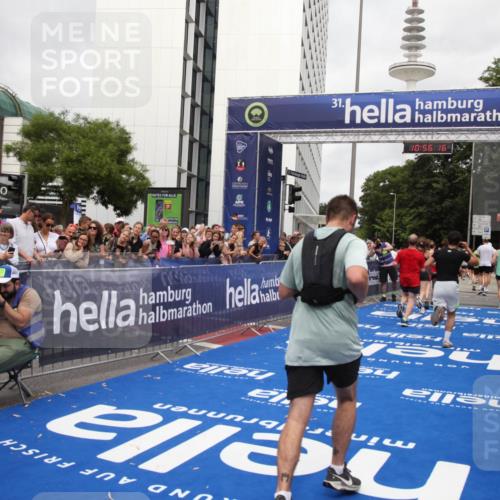 29.06.2025 - hella hamburg halbmarathon Michael Strokosch http://msf.ph/oto/8243713 29.06.2025 10:56:15 Ziel 1193, 4594, 4813, 5465, 5492, 5570, 8330, 8639, 9907, 10789, 12545, 14363, 15484, 16113, 16634, 17468, 17640, 17642 meine-sportfotos.de
