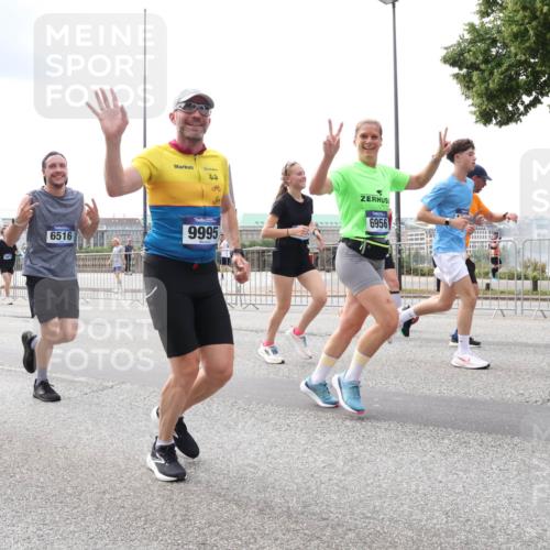 29.06.2025 - hella hamburg halbmarathon Lena Gebhardt http://msf.ph/oto/8243740 29.06.2025 10:33:55 Lombardsbrücke 1189, 1275, 1417, 1705, 1787, 1896, 2265, 2342, 2482, 2496, 2526, 2776, 2933, 3170, 3264, 3340, 3345, 3560, 3829, 3848, 4361, 4433, 4449, 4479, 4696, 4807, 4942, 5075, 5096, 5141, 5557, 5561, 5566, 5569, 5584, 5691, 5821, 5822, 5887, 6109, 6364, 6515, 6516, 6854, 6956, 6999, 7027, 7324, 7329, 7565, 7653, 7705, 8021, 8157, 8202, 8277, 8282, 8375, 8377, 8383, 8401, 8891, 9094, 9234, 9258, 9438, 9799, 9875, 9995, 10007, 10071, 10561, 11811 meine-sportfotos.de