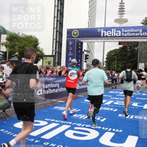 29.06.2025 - hella hamburg halbmarathon Michael Strokosch http://msf.ph/oto/8243798 29.06.2025 10:56:16 Ziel 1193, 4594, 4813, 5465, 5492, 5570, 8330, 8639, 9903, 9907, 10789, 12348, 12545, 14363, 15484, 16113, 16634, 17468, 17642, 19152 meine-sportfotos.de