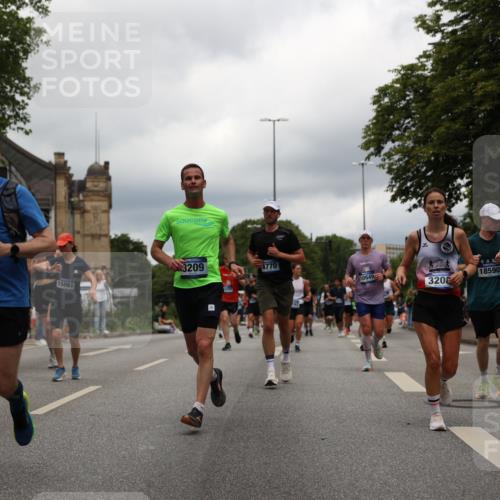 29.06.2025 - hella hamburg halbmarathon Yannick Fuchs http://msf.ph/oto/8243831 29.06.2025 10:47:33 20KM 1030, 1061, 1151, 1499, 1706, 1727, 1783, 2058, 2070, 2082, 2099, 2354, 2518, 3059, 3208, 3209, 3819, 4635, 4770, 5638, 5866, 6481, 6511, 6512, 6628, 6629, 6762, 6877, 6942, 7177, 7274, 7864, 7918, 8335, 8390, 8447, 9142, 10549, 10891, 10895, 11844, 12379, 12413, 12490, 12632, 12909, 13032, 13033, 13289, 13865, 13997, 14323, 15061, 15126, 15179, 15441, 15497, 15502, 15838, 15946, 16477, 16538, 16986, 17348, 18134, 18143, 18418, 18487, 18590 meine-sportfotos.de