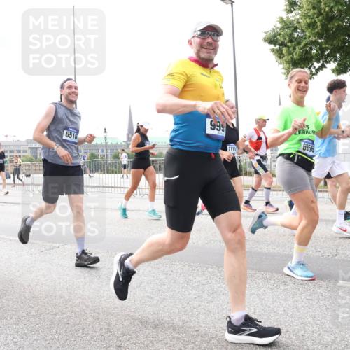 29.06.2025 - hella hamburg halbmarathon Lena Gebhardt http://msf.ph/oto/8243834 29.06.2025 10:33:55 Lombardsbrücke 1189, 1275, 1417, 1705, 1787, 1896, 2265, 2342, 2482, 2496, 2526, 2776, 2933, 3170, 3264, 3340, 3345, 3560, 3829, 3848, 4361, 4433, 4449, 4479, 4696, 4807, 4942, 5075, 5096, 5141, 5557, 5561, 5566, 5569, 5584, 5691, 5821, 5822, 5887, 6109, 6364, 6515, 6516, 6854, 6956, 6999, 7027, 7324, 7329, 7565, 7653, 7705, 8021, 8157, 8202, 8277, 8282, 8375, 8377, 8383, 8401, 8891, 9094, 9234, 9258, 9438, 9799, 9875, 9995, 10007, 10071, 10561, 11811 meine-sportfotos.de