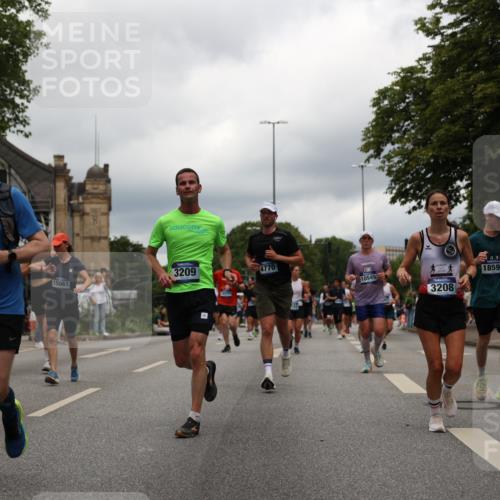 29.06.2025 - hella hamburg halbmarathon Yannick Fuchs http://msf.ph/oto/8243865 29.06.2025 10:47:33 20KM 1030, 1061, 1151, 1499, 1706, 1727, 1783, 2058, 2070, 2082, 2099, 2354, 2518, 3059, 3208, 3209, 3819, 4635, 4770, 5638, 5866, 6481, 6511, 6512, 6628, 6629, 6762, 6877, 6942, 7177, 7274, 7864, 7918, 8335, 8390, 8447, 9142, 10549, 10891, 10895, 11844, 12379, 12413, 12490, 12632, 12909, 13032, 13033, 13289, 13865, 13997, 14323, 15061, 15126, 15179, 15441, 15497, 15502, 15838, 15946, 16477, 16538, 16986, 17348, 18134, 18143, 18418, 18487, 18590 meine-sportfotos.de