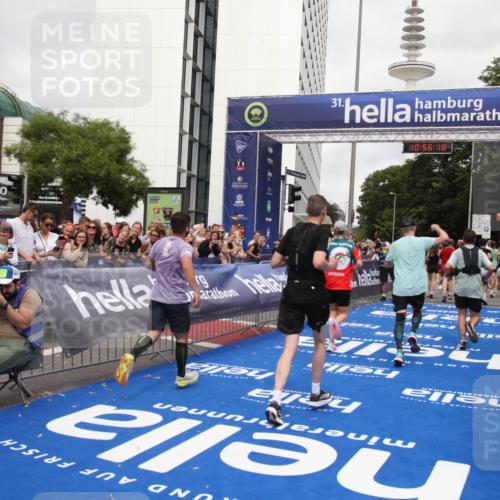 29.06.2025 - hella hamburg halbmarathon Michael Strokosch http://msf.ph/oto/8243873 29.06.2025 10:56:17 Ziel 1193, 4594, 4813, 5465, 5492, 8330, 8639, 9903, 9907, 10789, 12348, 14363, 15484, 16113, 16634, 17468, 19152 meine-sportfotos.de