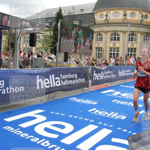 29.06.2025 - hella hamburg halbmarathon Michael Strokosch http://msf.ph/oto/8243884 29.06.2025 10:48:50 Ziel 1094, 1884, 1892, 2442, 9482, 11519, 12533, 15309, 15384, 16653, 17007 meine-sportfotos.de