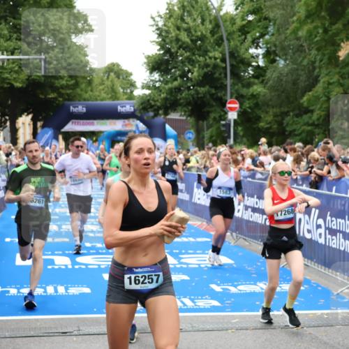 29.06.2025 - hella hamburg halbmarathon Zöllner http://msf.ph/oto/8243929 29.06.2025 10:56:37 Ziel 1583, 2083, 3413, 5721, 5744, 6399, 6416, 6759, 7037, 8311, 8542, 8652, 9562, 10093, 12509, 13863, 15145, 15407, 16257, 16261, 17259, 17268, 18746, 18835, 19120 meine-sportfotos.de