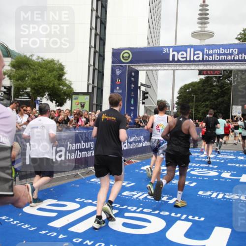 29.06.2025 - hella hamburg halbmarathon Michael Strokosch http://msf.ph/oto/8243950 29.06.2025 10:56:19 Ziel 1193, 5465, 7547, 8639, 9903, 9907, 10789, 12348, 14363, 15484, 16113, 16634, 17468, 18741, 19152 meine-sportfotos.de