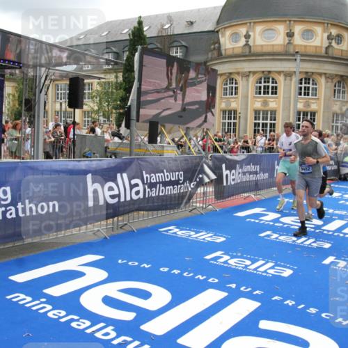 29.06.2025 - hella hamburg halbmarathon Michael Strokosch http://msf.ph/oto/8243955 29.06.2025 10:48:51 Ziel 1094, 1884, 1892, 2442, 9482, 11519, 12421, 12533, 15309, 16653, 17007 meine-sportfotos.de