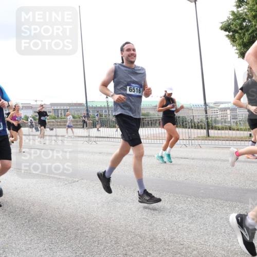29.06.2025 - hella hamburg halbmarathon Lena Gebhardt http://msf.ph/oto/8243987 29.06.2025 10:33:56 Lombardsbrücke 1189, 1275, 1417, 1705, 1787, 1896, 2265, 2342, 2482, 2496, 2526, 2776, 2933, 3170, 3264, 3340, 3345, 3560, 3829, 3848, 4361, 4433, 4449, 4479, 4696, 4807, 4942, 5075, 5096, 5141, 5557, 5561, 5566, 5569, 5584, 5691, 5821, 5822, 5887, 6109, 6364, 6515, 6516, 6854, 6956, 6999, 7027, 7324, 7329, 7565, 7653, 8021, 8157, 8202, 8277, 8282, 8375, 8377, 8383, 8401, 8891, 9094, 9234, 9258, 9438, 9799, 9875, 9995, 10007, 10071, 10561, 11811 meine-sportfotos.de