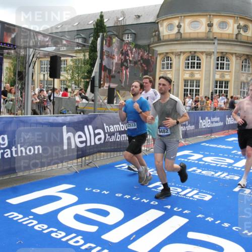 29.06.2025 - hella hamburg halbmarathon Michael Strokosch http://msf.ph/oto/8243995 29.06.2025 10:48:52 Ziel 1094, 1884, 1892, 2442, 9482, 11519, 12421, 12533, 13009, 15309, 16653, 17007, 18873 meine-sportfotos.de