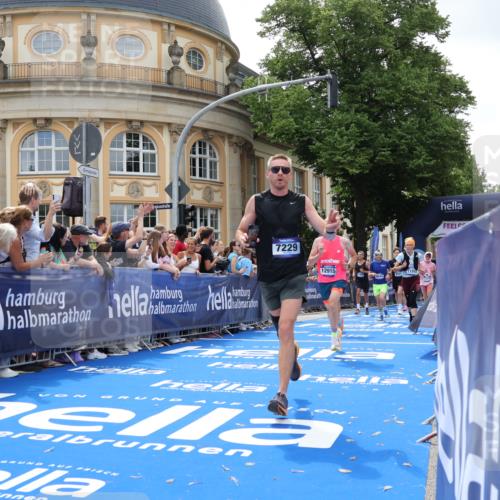 29.06.2025 - hella hamburg halbmarathon Strokosch-Dieckow http://msf.ph/oto/8244001 29.06.2025 10:38:01 Ziel 3480, 3530, 7229, 8091, 9643, 9944, 10793, 11049, 11952, 12915, 13900, 14274, 15303, 15382, 16698, 17623 meine-sportfotos.de