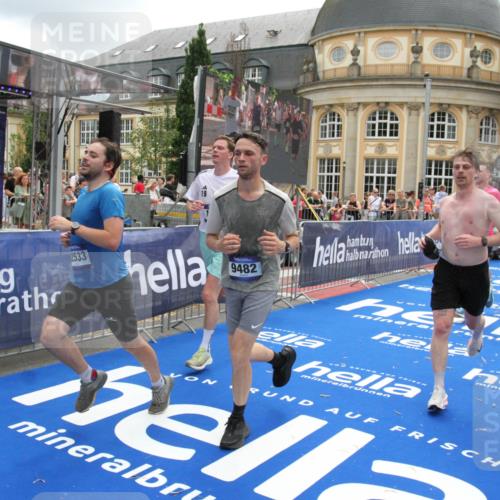 29.06.2025 - hella hamburg halbmarathon Michael Strokosch http://msf.ph/oto/8244005 29.06.2025 10:48:53 Ziel 1094, 1884, 1892, 9482, 9661, 11519, 12421, 12533, 13009, 13976, 15309, 16653, 17007, 18873 meine-sportfotos.de