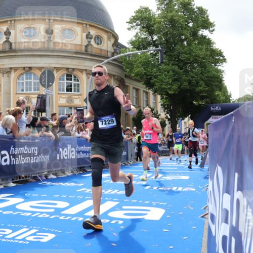 29.06.2025 - hella hamburg halbmarathon Strokosch-Dieckow http://msf.ph/oto/8244036 29.06.2025 10:38:02 Ziel 3530, 7229, 8091, 9643, 9944, 10793, 11049, 11952, 12915, 13900, 14274, 15303, 15382, 16698, 17623, 18986 meine-sportfotos.de