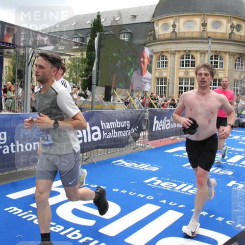 29.06.2025 - hella hamburg halbmarathon Michael Strokosch http://msf.ph/oto/8244049 29.06.2025 10:48:53 Ziel 1094, 1884, 1892, 9482, 9661, 11519, 12421, 12533, 13009, 13976, 15309, 16653, 17007, 18873 meine-sportfotos.de