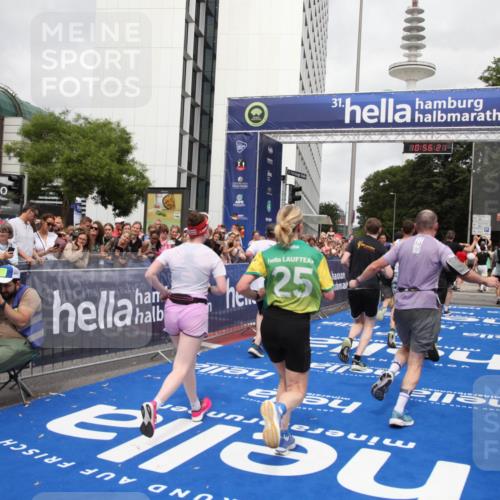 29.06.2025 - hella hamburg halbmarathon Michael Strokosch http://msf.ph/oto/8244063 29.06.2025 10:56:20 Ziel 1193, 5465, 7547, 8639, 9903, 9907, 10789, 12348, 14363, 15484, 16113, 16375, 16634, 17468, 18117, 18495, 18652, 18741, 19152 meine-sportfotos.de