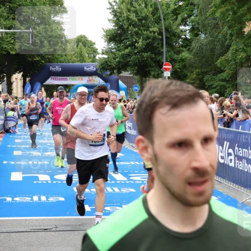 29.06.2025 - hella hamburg halbmarathon Zöllner http://msf.ph/oto/8244081 29.06.2025 10:56:39 Ziel 1583, 2083, 3413, 4152, 5721, 5744, 6416, 6759, 7037, 8311, 8542, 8652, 8744, 9562, 10093, 11083, 12509, 13863, 15145, 17259, 18340, 18746, 18835, 18899, 19120 meine-sportfotos.de