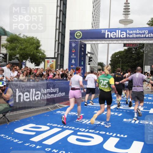29.06.2025 - hella hamburg halbmarathon Michael Strokosch http://msf.ph/oto/8244108 29.06.2025 10:56:20 Ziel 1193, 5465, 7547, 8639, 9903, 9907, 10789, 12348, 14363, 15484, 16113, 16375, 16634, 17468, 18117, 18495, 18652, 18741, 19152 meine-sportfotos.de
