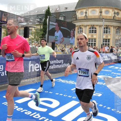29.06.2025 - hella hamburg halbmarathon Michael Strokosch http://msf.ph/oto/8244109 29.06.2025 10:48:55 Ziel 1884, 1892, 7067, 9482, 9661, 11519, 12421, 13009, 13976, 15309, 16653, 17007, 18873 meine-sportfotos.de