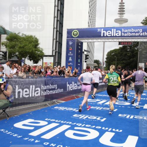 29.06.2025 - hella hamburg halbmarathon Michael Strokosch http://msf.ph/oto/8244149 29.06.2025 10:56:20 Ziel 1193, 5465, 7547, 8639, 9903, 9907, 10789, 12348, 14363, 15484, 16113, 16375, 16634, 17468, 18117, 18495, 18652, 18741, 19152 meine-sportfotos.de