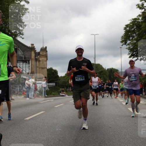 29.06.2025 - hella hamburg halbmarathon Yannick Fuchs http://msf.ph/oto/8244183 29.06.2025 10:47:34 20KM 1030, 1061, 1151, 1499, 1502, 1706, 1727, 1783, 2058, 2070, 2082, 2099, 2354, 2518, 3208, 3209, 3819, 4635, 4770, 5638, 5866, 6481, 6511, 6512, 6628, 6629, 6762, 6877, 6942, 7177, 7274, 7864, 7918, 8335, 8390, 8447, 9142, 10549, 10891, 10895, 11068, 11844, 12379, 12413, 12490, 12632, 12909, 13032, 13033, 13289, 13865, 13912, 13997, 14323, 15061, 15126, 15179, 15441, 15497, 15502, 15838, 15856, 15946, 16477, 16538, 16986, 17348, 18134, 18143, 18418, 18487, 18590 meine-sportfotos.de