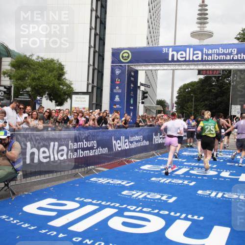 29.06.2025 - hella hamburg halbmarathon Michael Strokosch http://msf.ph/oto/8244185 29.06.2025 10:56:21 Ziel 1193, 5465, 7547, 9903, 10789, 11309, 12348, 14363, 15300, 15484, 16113, 16375, 16634, 17468, 18117, 18495, 18652, 18741, 19152 meine-sportfotos.de
