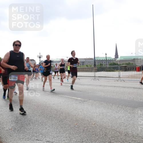 29.06.2025 - hella hamburg halbmarathon Lena Gebhardt http://msf.ph/oto/8244197 29.06.2025 10:45:26 Lombardsbrücke 1024, 1033, 1060, 1085, 1685, 1713, 1798, 2007, 2008, 2216, 2217, 2550, 2657, 2664, 2779, 2973, 3160, 3164, 3357, 3377, 3879, 3993, 4099, 4102, 4186, 4224, 4306, 4337, 4388, 4504, 4820, 4851, 5044, 5099, 5108, 5190, 5339, 5636, 5949, 6150, 6509, 6763, 6788, 6911, 6922, 6980, 7283, 7530, 7541, 7699, 7859, 7912, 8594, 8605, 8745, 8762, 8907, 9620, 10030, 10182, 10225, 10562, 10566, 11314, 12198, 12332, 12334, 12394 meine-sportfotos.de