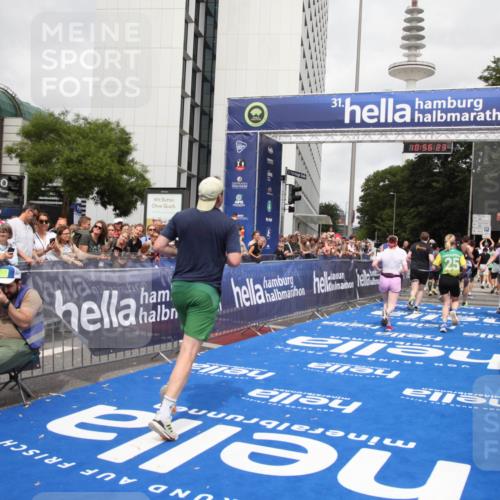 29.06.2025 - hella hamburg halbmarathon Michael Strokosch http://msf.ph/oto/8244212 29.06.2025 10:56:22 Ziel 1193, 4029, 5465, 5672, 7547, 9903, 10789, 11231, 11309, 12348, 15300, 15484, 16113, 16375, 16634, 17468, 18117, 18495, 18652, 18741, 19152 meine-sportfotos.de