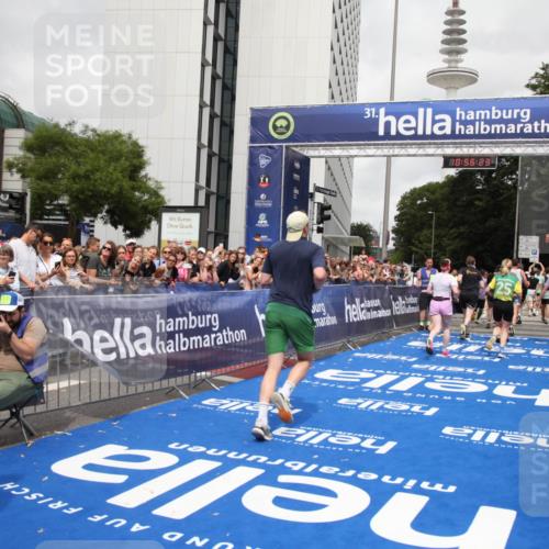 29.06.2025 - hella hamburg halbmarathon Michael Strokosch http://msf.ph/oto/8244222 29.06.2025 10:56:22 Ziel 1193, 4029, 5465, 5672, 7547, 9903, 10789, 11231, 11309, 12348, 15300, 15484, 16113, 16375, 16634, 17468, 18117, 18495, 18652, 18741, 19152 meine-sportfotos.de