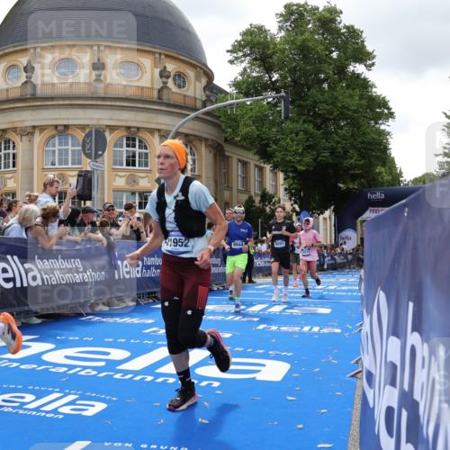 29.06.2025 - hella hamburg halbmarathon Strokosch-Dieckow http://msf.ph/oto/8244261 29.06.2025 10:38:04 Ziel 5091, 7229, 8091, 9944, 11049, 11952, 12915, 13900, 14274, 15303, 15382, 16698, 17623, 18986 meine-sportfotos.de