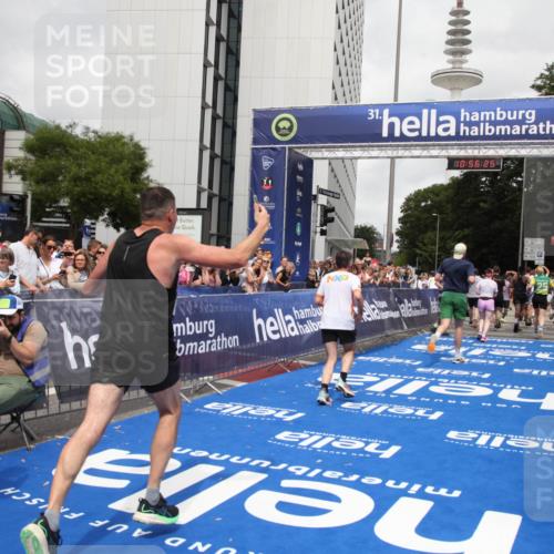 29.06.2025 - hella hamburg halbmarathon Michael Strokosch http://msf.ph/oto/8244269 29.06.2025 10:56:24 Ziel 1193, 3048, 4029, 5465, 5672, 7547, 9622, 9903, 10789, 11231, 11309, 12348, 15300, 16375, 18117, 18495, 18652, 18741, 19152 meine-sportfotos.de