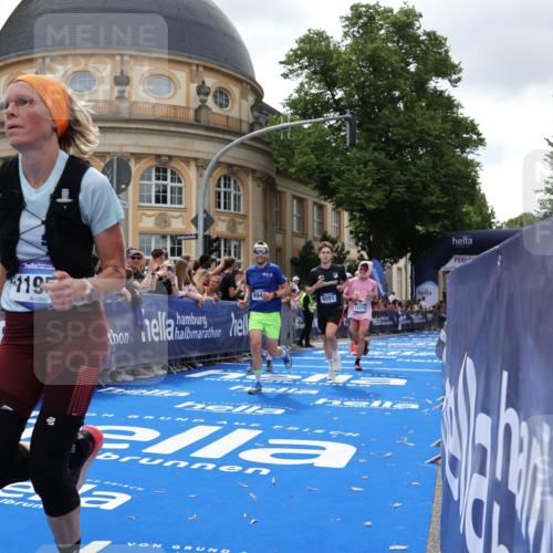 29.06.2025 - hella hamburg halbmarathon Strokosch-Dieckow http://msf.ph/oto/8244291 29.06.2025 10:38:04 Ziel 5091, 7229, 8091, 9944, 11049, 11952, 12915, 13900, 14274, 15303, 15382, 16698, 17623, 18986 meine-sportfotos.de