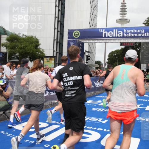 29.06.2025 - hella hamburg halbmarathon Michael Strokosch http://msf.ph/oto/8244294 29.06.2025 10:56:25 Ziel 3048, 4029, 5672, 7547, 7742, 9622, 9903, 11231, 11309, 12348, 15300, 15818, 16375, 18117, 18495, 18652, 18741, 19152 meine-sportfotos.de
