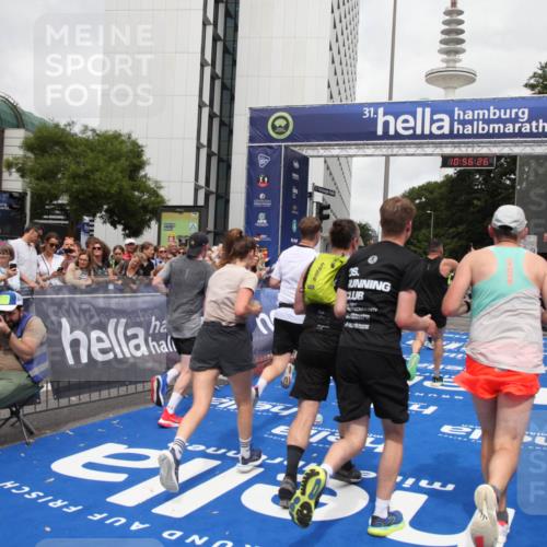 29.06.2025 - hella hamburg halbmarathon Michael Strokosch http://msf.ph/oto/8244300 29.06.2025 10:56:25 Ziel 3048, 4029, 5672, 7547, 7742, 9622, 9903, 11231, 11309, 12348, 15300, 15818, 16375, 18117, 18495, 18652, 18741, 19152 meine-sportfotos.de