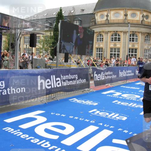 29.06.2025 - hella hamburg halbmarathon Michael Strokosch http://msf.ph/oto/8244310 29.06.2025 10:48:57 Ziel 2260, 3213, 3985, 7067, 8889, 9661, 12421, 12534, 13009, 13183, 13976, 15309, 16653, 18873 meine-sportfotos.de