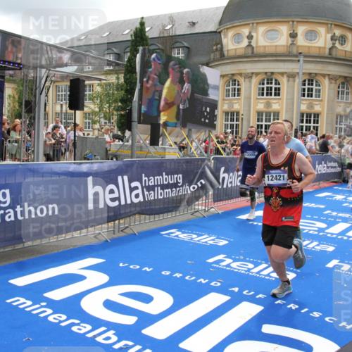 29.06.2025 - hella hamburg halbmarathon Michael Strokosch http://msf.ph/oto/8244342 29.06.2025 10:48:58 Ziel 1381, 1452, 2260, 3213, 3985, 7067, 8889, 9661, 12421, 12534, 13009, 13183, 13976, 15309, 18873 meine-sportfotos.de