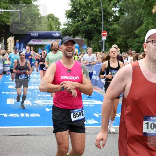 29.06.2025 - hella hamburg halbmarathon Zöllner http://msf.ph/oto/8244348 29.06.2025 10:56:41 Ziel 2083, 3413, 4152, 5721, 6416, 6759, 7037, 7646, 8311, 8542, 8652, 8744, 9488, 9562, 11083, 11870, 12509, 13863, 15145, 17259, 18340, 18899, 19120 meine-sportfotos.de