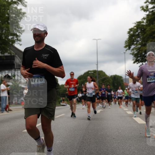 29.06.2025 - hella hamburg halbmarathon Yannick Fuchs http://msf.ph/oto/8244363 29.06.2025 10:47:35 20KM 1030, 1061, 1151, 1502, 1706, 1727, 1783, 2058, 2070, 2082, 2354, 2518, 3208, 3209, 3819, 4635, 4770, 5020, 5638, 5866, 6481, 6511, 6512, 6629, 6762, 6877, 6942, 7177, 7274, 7864, 7918, 8335, 8390, 8447, 9142, 10549, 10891, 10895, 11068, 11844, 12379, 12413, 12490, 12632, 12909, 13032, 13033, 13289, 13397, 13865, 13912, 13997, 15061, 15126, 15179, 15441, 15497, 15502, 15838, 15856, 15946, 16477, 16538, 17348, 18134, 18143, 18418, 18487, 18590 meine-sportfotos.de